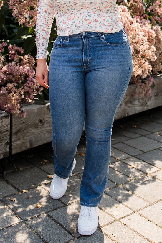 LEVI'S 725 High Rise Bootcut Jeans