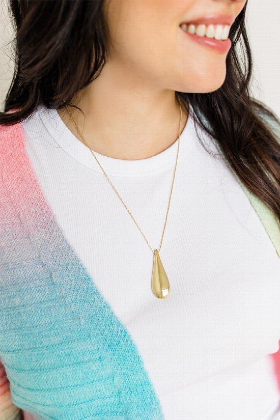 Maris Pendant Necklace